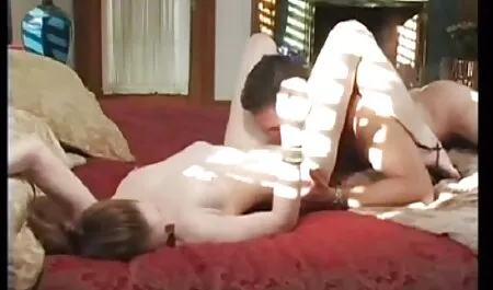آلیس روی نمایش فیلم سوپرسکسی یک مقعد باریک در یک تنه ضخیم نشسته و با صدای بلند ناله می کند