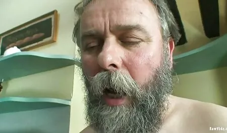 اشلی ویبراتور را به داخل سوراخ می زند ویدویسکسی