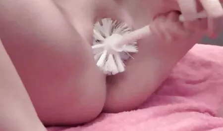مزاحم بی انجمن کیر توکص شرمانه کارمند جدیدش
