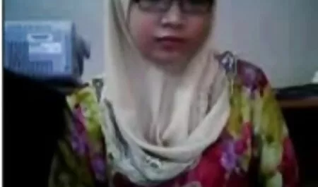 زن شکننده چینی در بالای یک دوست مست مست قوی روسی دانلودعکس کوص نشسته است