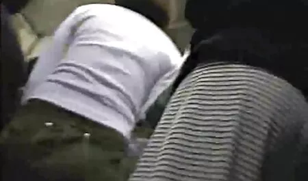با فشار دادن بافرهای زن تشنه دانلود فیلم کوتاه پورنو ، پزشک بیمار را در رختخواب قرار داد